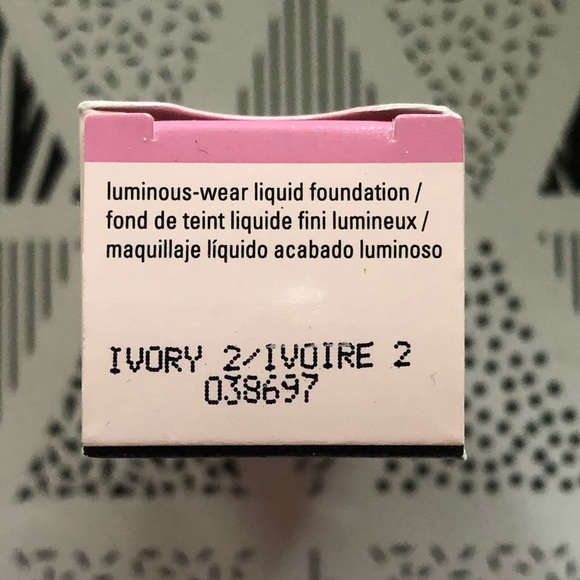 Mary Kay Luminous-Wear Liquid Foundation - Picture 2 of 5